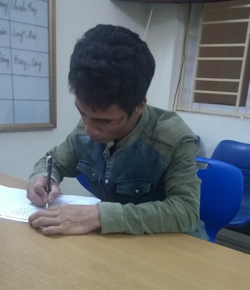 Ôm con gái 4 tuổi cố thủ trong nhà rồi dọa đốt - ảnh 1