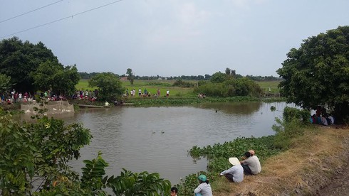 Hai phụ nữ trẻ nhảy xuống kênh, 1 người thoát chết nhờ lục bình - ảnh 1