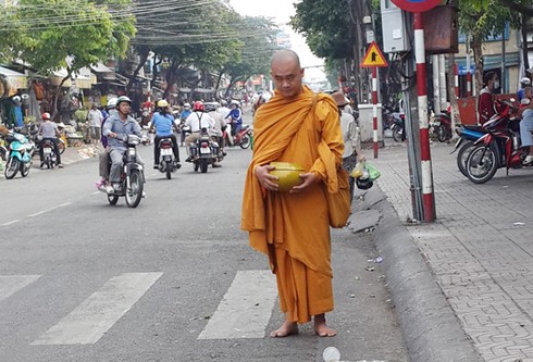 Không có chủ trương cho nhà sư hành khất tại Đồng Nai - ảnh 1