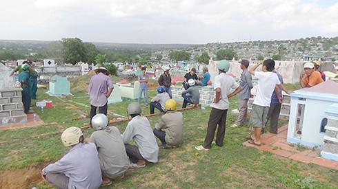 Thi thể nữ giới nằm dưới hố trong nghĩa trang - ảnh 1