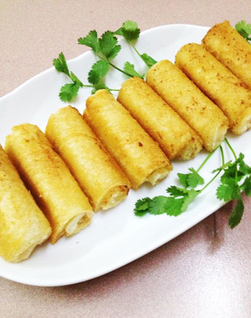 Món ngon từ tôm: Bánh mỳ cuộn tôm chiên hấp dẫn lạ miệng - ảnh 1