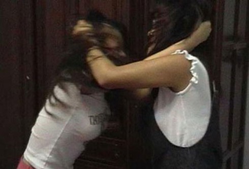 Đang ngồi ăn ốc với tình nhân thì mẹ và vợ tới đánh ghen - ảnh 1