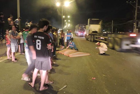 Đi qua đường ăn tối bị xe máy tông tử vong - ảnh 1