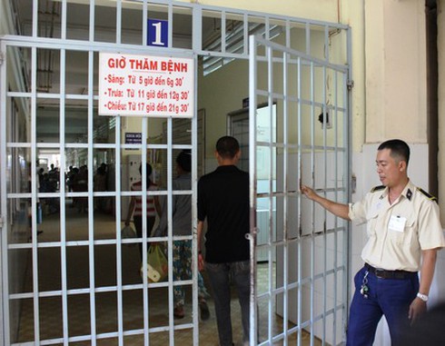 Mẹ sốc vì người lạ đâm dao vào đầu con trai 11 ngày tuổi - ảnh 1