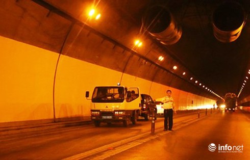 Huế: Đâm xe vào thành hầm Hải Vân, 2 người thương vong - ảnh 1