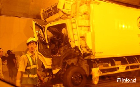 Huế: Đâm xe vào thành hầm Hải Vân, 2 người thương vong - ảnh 2