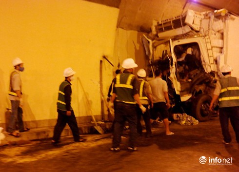 Huế: Đâm xe vào thành hầm Hải Vân, 2 người thương vong - ảnh 3