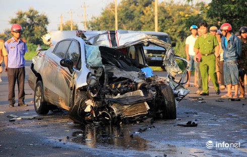 Hai CSGT tử vong, xe ô tô vỡ nát trong tai nạn nghiêm trọng - ảnh 1