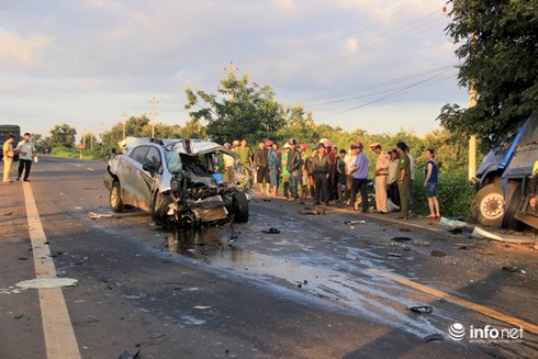 Hai CSGT tử vong, xe ô tô vỡ nát trong tai nạn nghiêm trọng - ảnh 2
