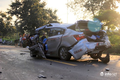 Hai CSGT tử vong, xe ô tô vỡ nát trong tai nạn nghiêm trọng - ảnh 3