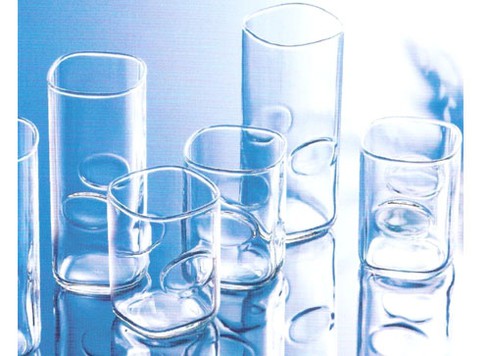 Gỡ 2 chiếc cốc dính lồng vào nhau như thế nào? - ảnh 1