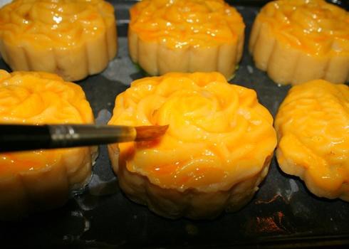 Cách làm bánh Trung thu handmade nhân đậu xanh cực đơn giản - ảnh 5