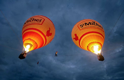 Đi bộ giữa 2 khinh khí cầu - ảnh 1