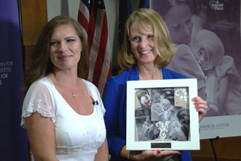 Tìm lại nữ y tá đã bế mình sau gần 4 thập kỷ - ảnh 1