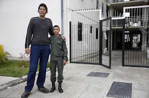 Bàn chân lớn nhất thế giới dài 40,1cm - ảnh 1