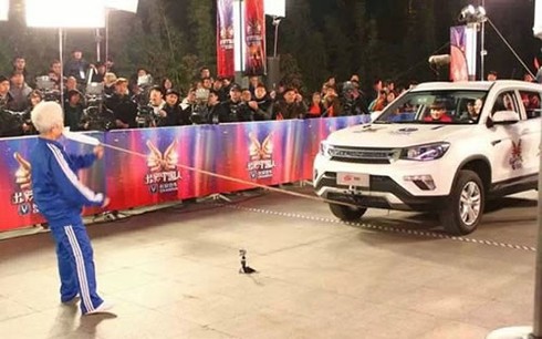 Cụ bà 81 tuổi kéo ô-tô bằng răng - ảnh 1