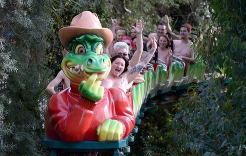 Khỏa thân đi tàu lượn siêu tốc - ảnh 1