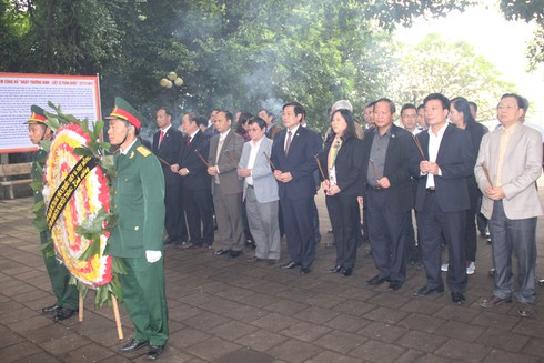 Dâng hương tưởng niệm Chủ tịch Hồ Chí Minh - ảnh 1