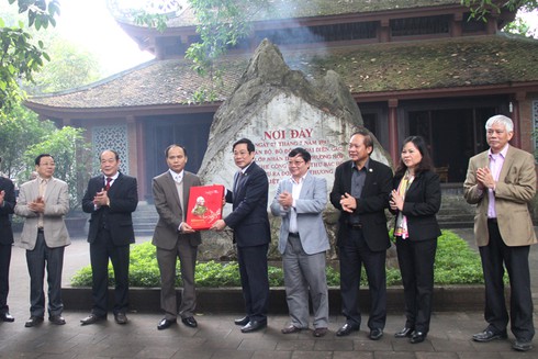 Dâng hương tưởng niệm Chủ tịch Hồ Chí Minh - ảnh 6