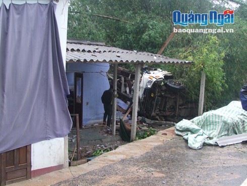 Ô tô húc nhà dân, chủ xe chết, tài xế và phụ xe bị thương - ảnh 1