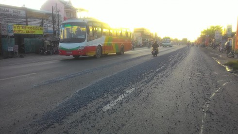 Xe ben bung bửng, hơn 3 khối đá dăm rơi xuống đường - ảnh 1