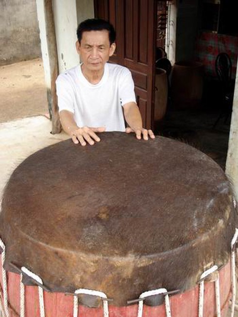 Đầu năm xông đất dòng họ làm trống ở Mỹ Yên - ảnh 1