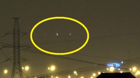 UFO phát sáng ‘dàn trận’ trên bầu trời nước Nga? - ảnh 1