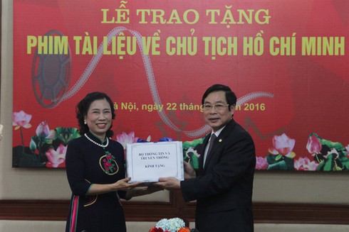 Bộ TT&TT trao tặng phim về Chủ tịch Hồ Chí Minh cho Bảo tàng Hồ Chí Minh - ảnh 1