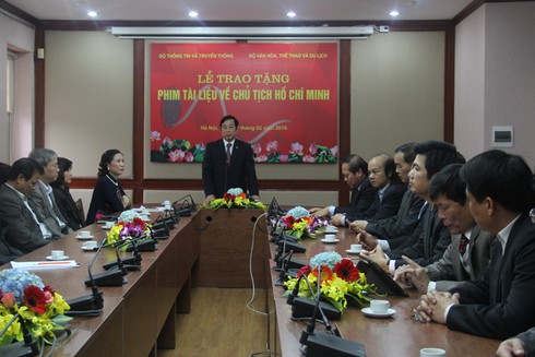 Bộ TT&TT trao tặng phim về Chủ tịch Hồ Chí Minh cho Bảo tàng Hồ Chí Minh - ảnh 2