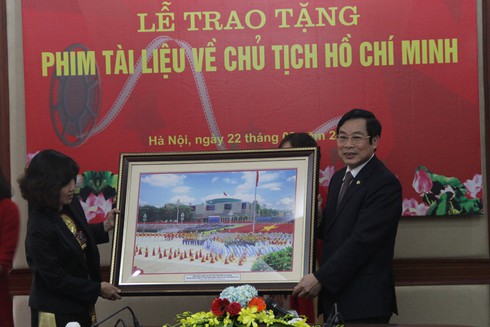 Bộ TT&TT trao tặng phim về Chủ tịch Hồ Chí Minh cho Bảo tàng Hồ Chí Minh - ảnh 3