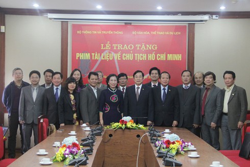 Bộ TT&TT trao tặng phim về Chủ tịch Hồ Chí Minh cho Bảo tàng Hồ Chí Minh - ảnh 4