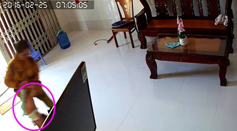 “Sốc” cảnh cháu bé 8 tháng tuổi bị người giúp việc bạo hành ở Phan Thiết - ảnh 2