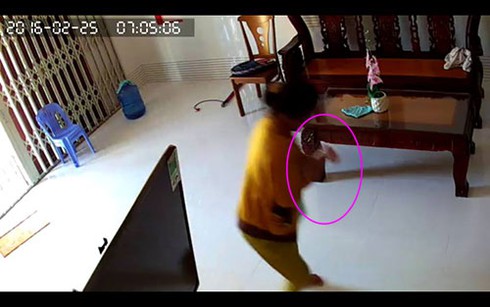 “Sốc” cảnh cháu bé 8 tháng tuổi bị người giúp việc bạo hành ở Phan Thiết - ảnh 3