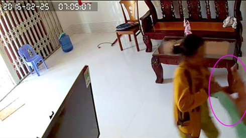 “Sốc” cảnh cháu bé 8 tháng tuổi bị người giúp việc bạo hành ở Phan Thiết - ảnh 5
