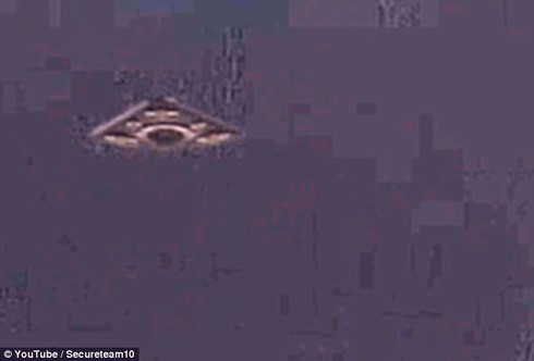 UFO xuất hiện trong ảnh chụp tàu Apollo hạ cánh trên Mặt Trăng - ảnh 1