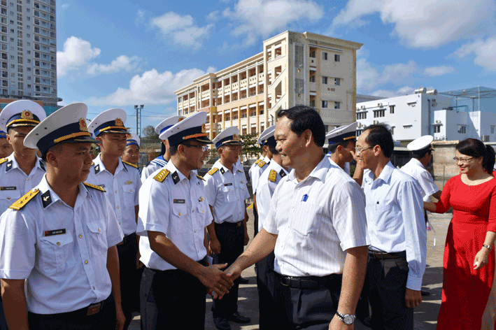 Xuất phát làm nhiệm vụ bầu cử sớm trên biển - ảnh 1
