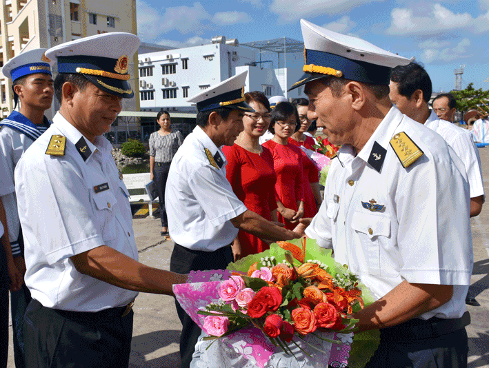 Xuất phát làm nhiệm vụ bầu cử sớm trên biển - ảnh 2