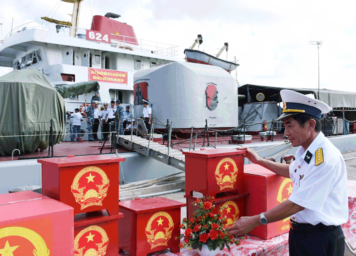Xuất phát làm nhiệm vụ bầu cử sớm trên biển - ảnh 4