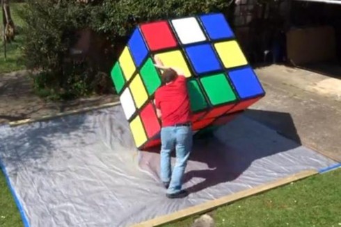 Làm sao để chinh phục khối Rubik khổng lồ nặng 100kg? - ảnh 1