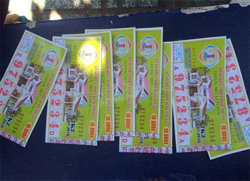 Đổi vé số giả “trúng thưởng” tiền thật - ảnh 2