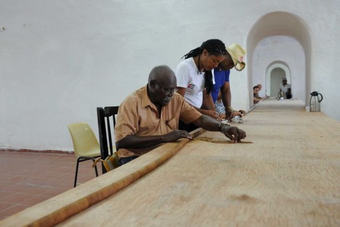 Điếu xì gà 90m mừng sinh nhật lãnh tụ Fidel Castro - ảnh 1