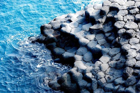Loại đá đen đặc biệt xốp nhẹ, hút nước trên đảo núi lửa Jeju - ảnh 5