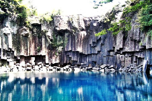 Loại đá đen đặc biệt xốp nhẹ, hút nước trên đảo núi lửa Jeju - ảnh 8