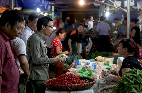 Tiểu thương bất ngờ gặp Thủ tướng tại chợ Long Biên lúc mờ sáng - ảnh 5
