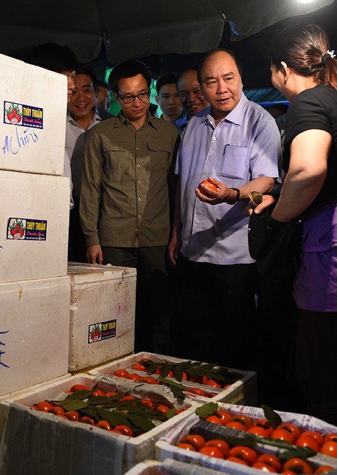Tiểu thương bất ngờ gặp Thủ tướng tại chợ Long Biên lúc mờ sáng - ảnh 3