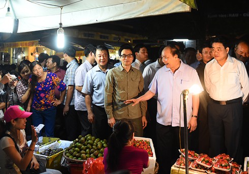 Tiểu thương bất ngờ gặp Thủ tướng tại chợ Long Biên lúc mờ sáng - ảnh 1