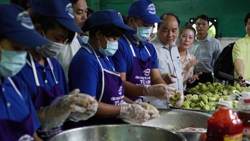 Thủ tướng Nguyễn Xuân Phúc kiểm tra đột xuất suất ăn công nhân - ảnh 1