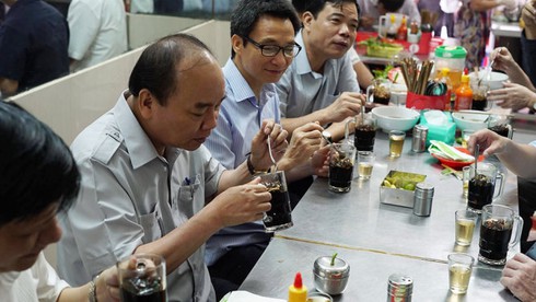 Thủ tướng Nguyễn Xuân Phúc kiểm tra đột xuất suất ăn công nhân - ảnh 4