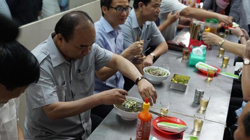 Thủ tướng Nguyễn Xuân Phúc kiểm tra đột xuất suất ăn công nhân - ảnh 3