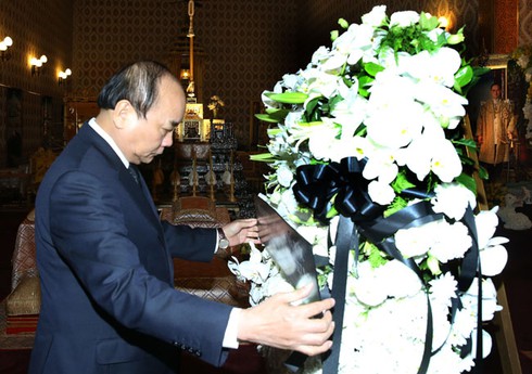 Thủ tướng Nguyễn Xuân Phúc viếng Nhà vua Thái Lan Bhumibol Adulyadej - ảnh 1